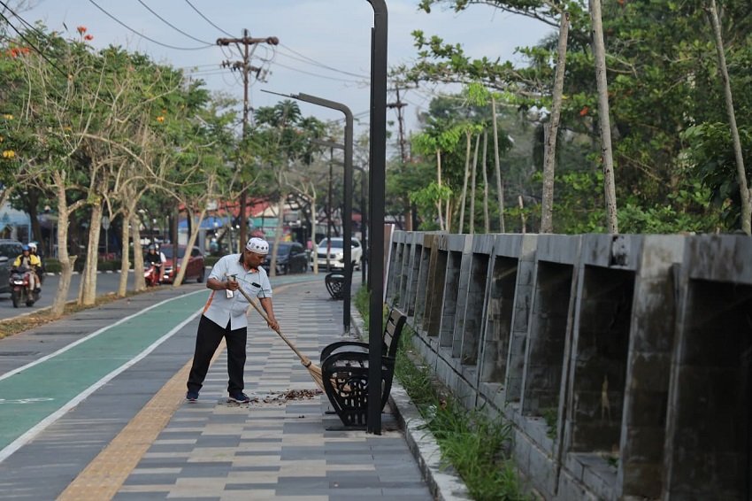 33 Tahun Menyapu Jalan Pontianak, Satiman Menabung hingga Bisa Berangkat Haji