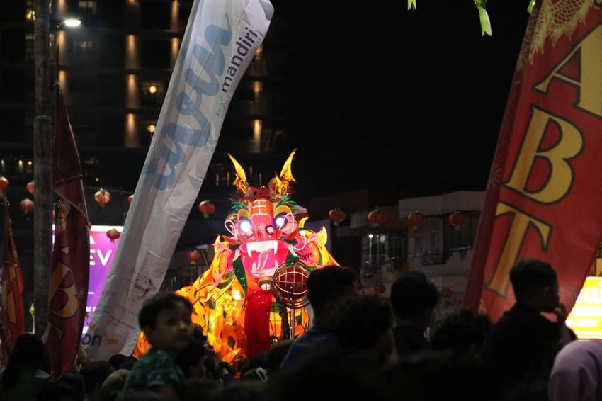 49 Naga Bersinar Meriahkan Cap Go Meh Pontianak
