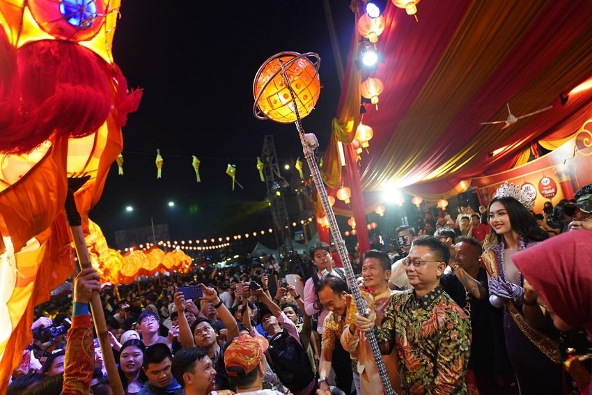 49 Naga Bersinar Terangi Jalan Gajah Mada, Ribuan Warga Padati Parade Cap Go Meh Pontianak
