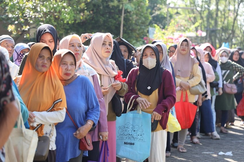Antre Sejak Pagi, Saripin Bahagia Dapat Sembako Murah di Operasi Pasar Ramadan