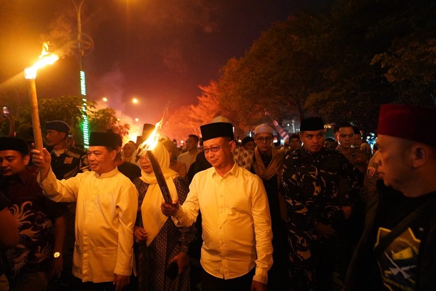 Api Obor Ramadan dan Lampion Imlek Terangi Langit Kota Pontianak