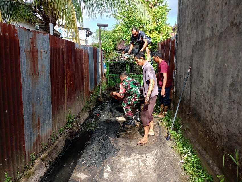 Bersihkan Lingkungan, Babinsa dan Warga Kelurahan Condong Lakukan Kerja Bakti Gotong Royong