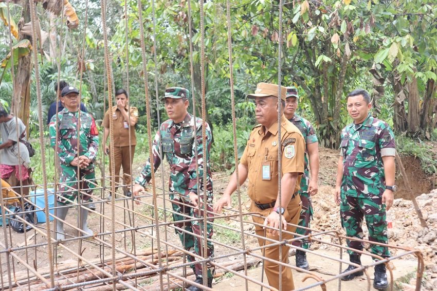 Danrem 121/Alambhana Wanawwai Tinjau Jembatan Perintis Garuda di Perbatasan Sekayam