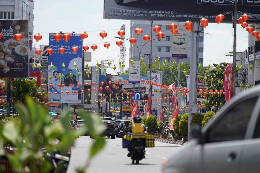 Di Bawah Hiasan Lampion dan Ketupat, Pontianak Merayakan Harmoni Ramadan dan Imlek