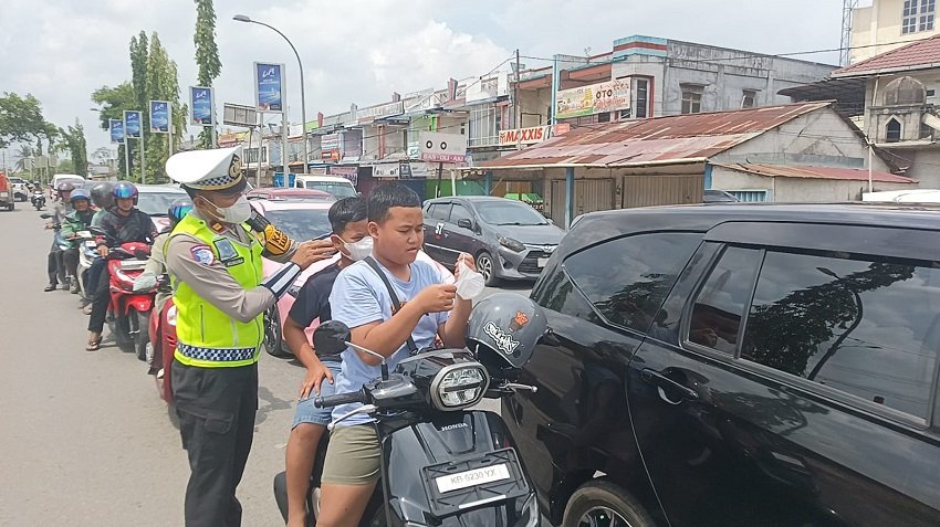 Di Tengah Kabut Asap, Polres Kubu Raya Bagikan 750 Masker di Pos Liong Kapuas 2026