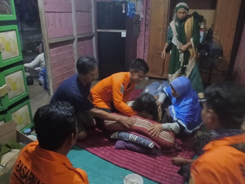 Drama Pencarian Berakhir Bahagia, Warga Hilang di Kayong Utara Ditemukan Selamat oleh Tim SAR