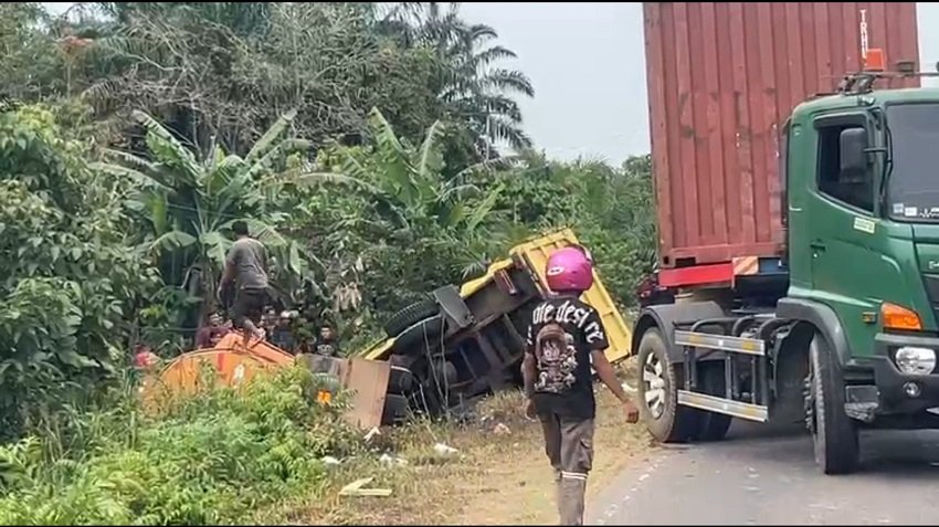 Dump Truk Tabrak Truk Tangki CPO di Trans Kalimantan KM 32, Sopir Tewas di Tempat