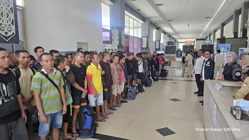 Jelang Lebaran, 136 WNI Bermasalah Dideportasi dari Malaysia Melalui PLBN Entikong