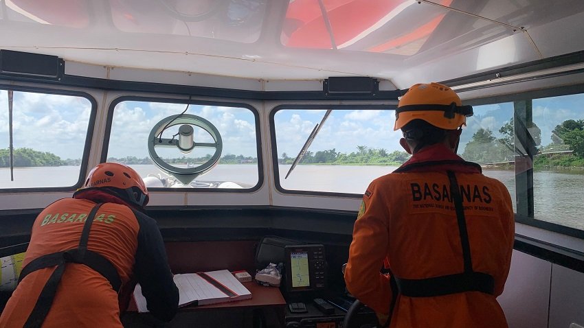Kapal Penambang Pasir Terbalik di Sungai Kapuas, Tim SAR Cari Tiga ABK Hilang