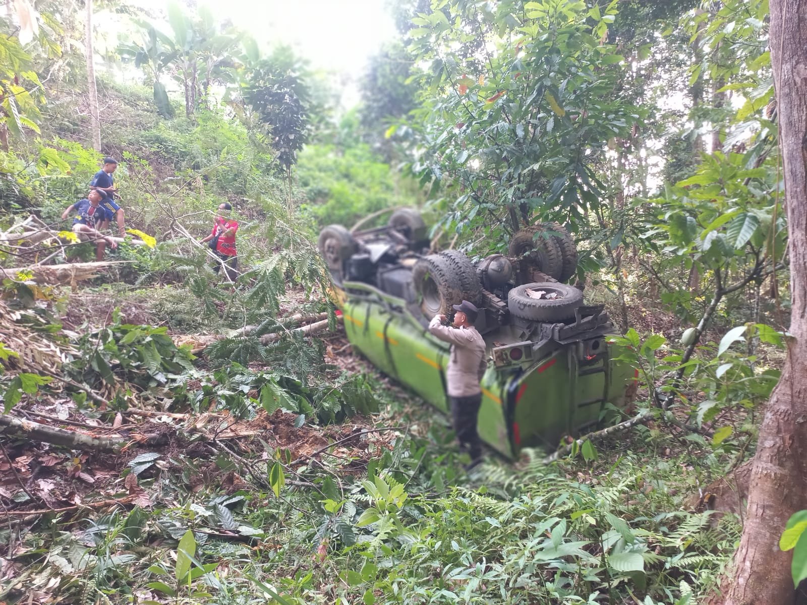 Kecelakaan Tunggal, Truk Tangki CPO Terjun ke Jurang Bukit Van Dering di Bengkayang