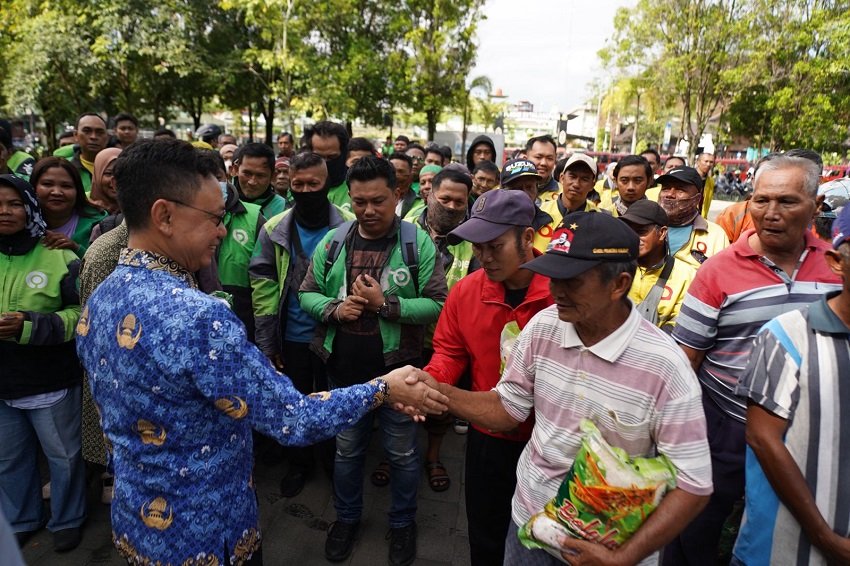 Kisah Haru Penambang Sampan Pontianak, Deris Landuk Tersenyum Bawa Pulang Bantuan Sembako