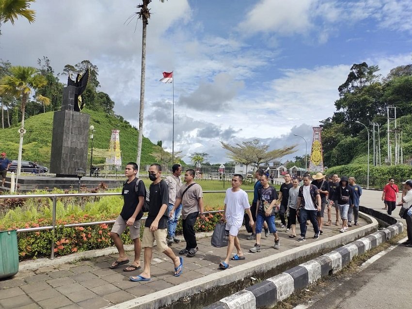 KJRI Kuching Melaksanakan Repatraisi 2 WNI Bermasalah dari Sarawak