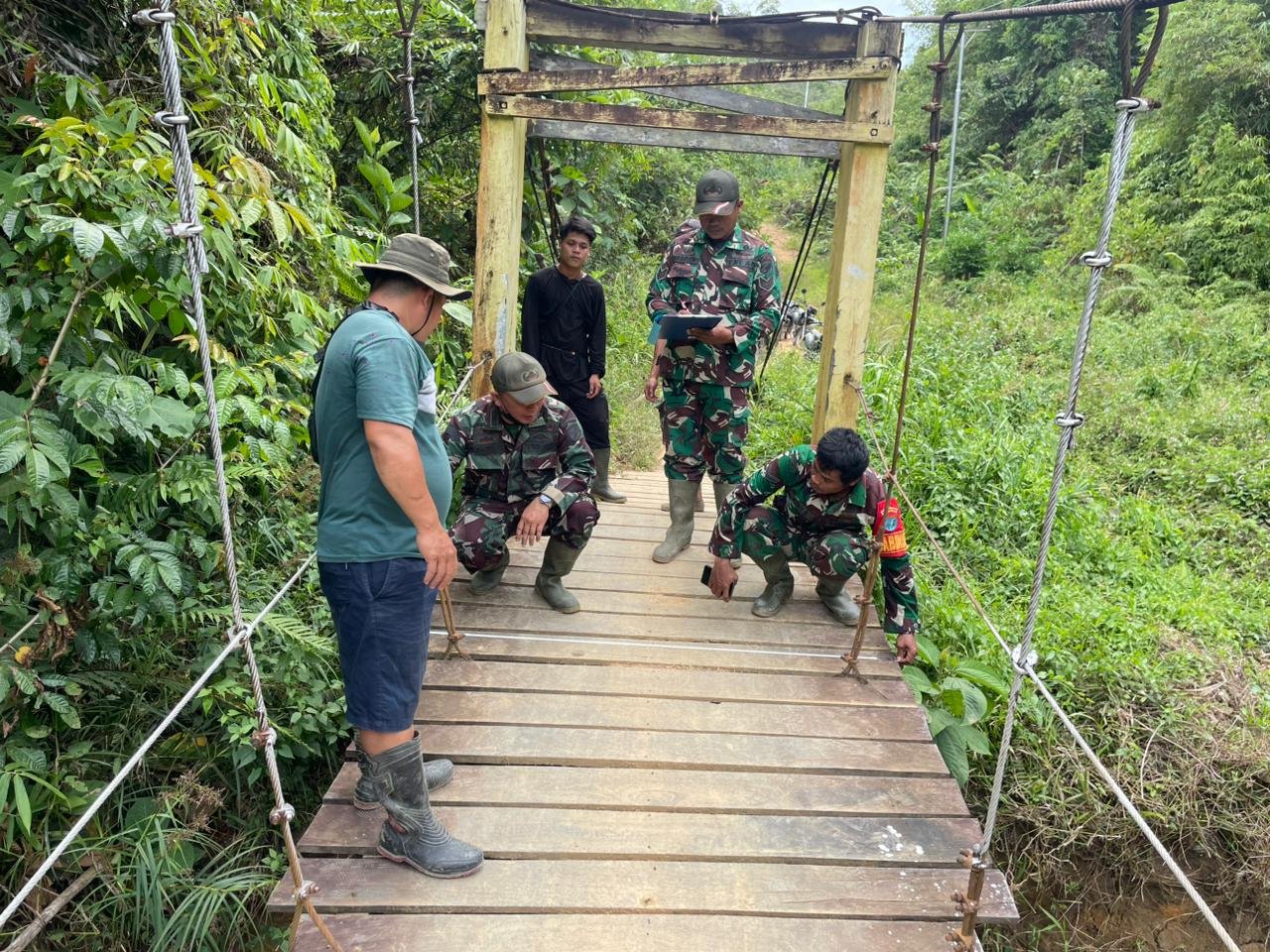 Kodim 1209 Bengkayang Kawal Rencana Jembatan Gantung di Suti Semarang