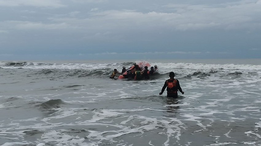 Korban Tenggelam di Pantai Temajuk Ditemukan Tak Bernyawa Setelah Dua Hari Pencarian