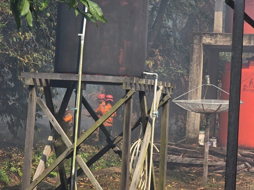 Lahan Kosong Terbakar di Sukadana, Api Nyaris Jilat Perumahan Villa Anugrah 1