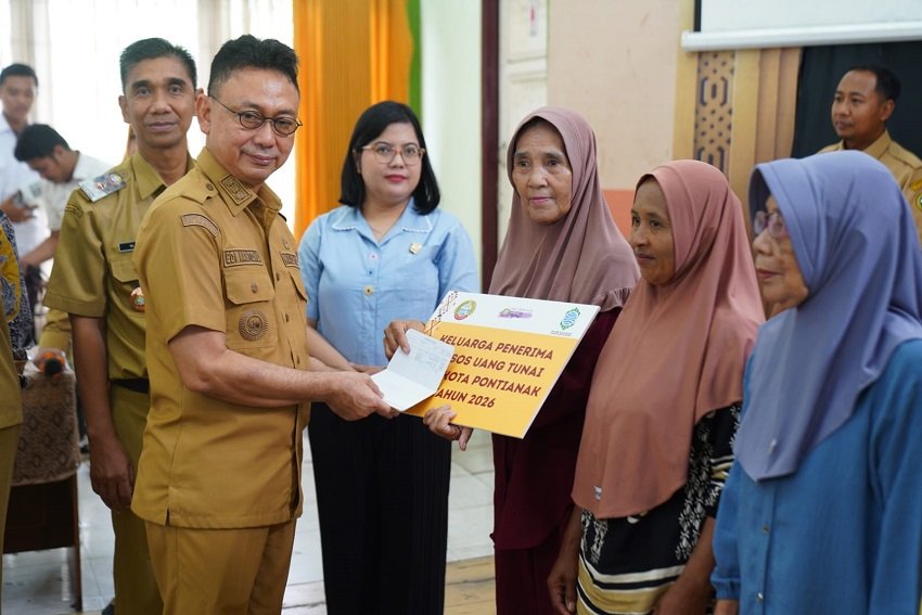 Nurlela Tersenyum Terima Bansos Rp600 Ribu, Pemkot Pontianak Salurkan Bantuan untuk 2.030 Warga