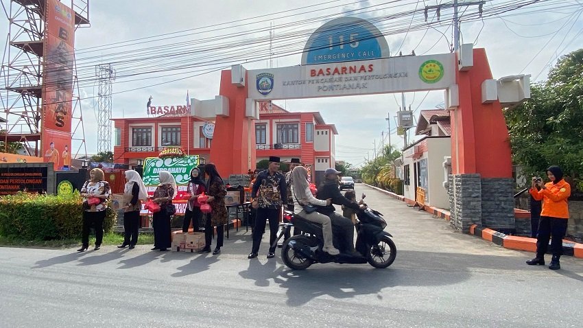 Peringati HUT ke-54 Basarnas dan Ramadan, Kantor SAR Pontianak Bagikan 200 Paket Takjil
