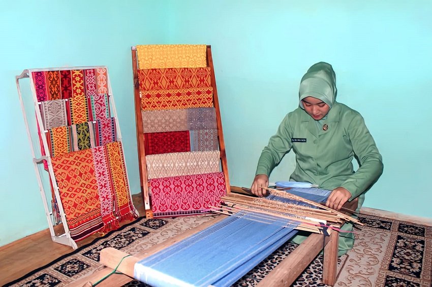 Persit Tanjungpura Angkat Tenun Sidan ke Panggung Nasional Lewat Program Persit BISA