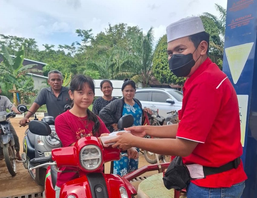 Pertamina Patra Niaga Bagikan Ratusan Takjil Gratis di SPBU Ketapang dan Kayong Utara