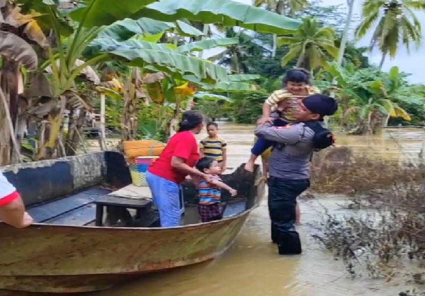 Polisi Evakuasi Ibu Pasca Operasi dan Dua Anak di Sekadau Hulu