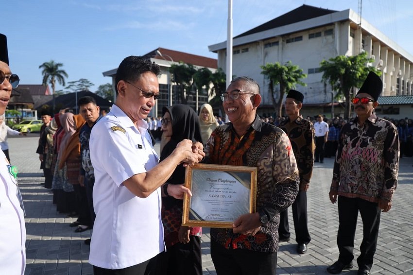 Purna Tugas 26 ASN, Pemkot Pontianak Kukuhkan 335 PNS Baru