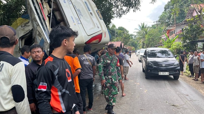 Rem Blong di Tikungan Penyeladi, Bus Damri Kecelakaan: 1 Tewas, Puluhan Penumpang Dilarikan ke RS