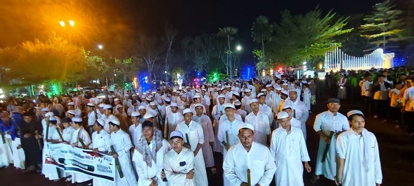 Ribuan Warga Kubu Raya Semarakkan Pawai Obor Ramadhan 1447 Hijriah
