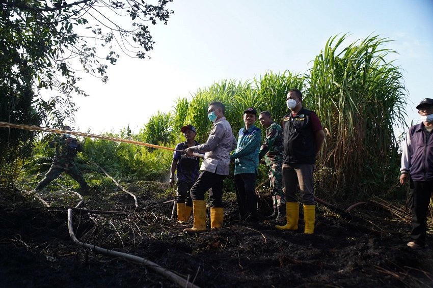 Tinjau Kebakaran di Perbatasan Kota, Edi Minta BPBD Kalbar Turun Bantu Pemadaman