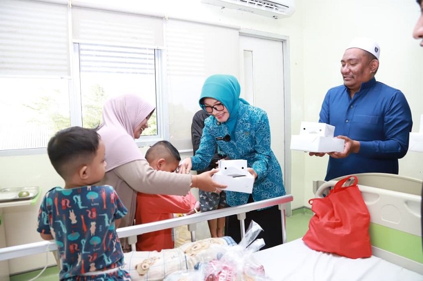 TP-PKK Pontianak Berbagi Takjil di RSUD SSMA, Hadirkan Semangat dan Kepedulian bagi Pasien