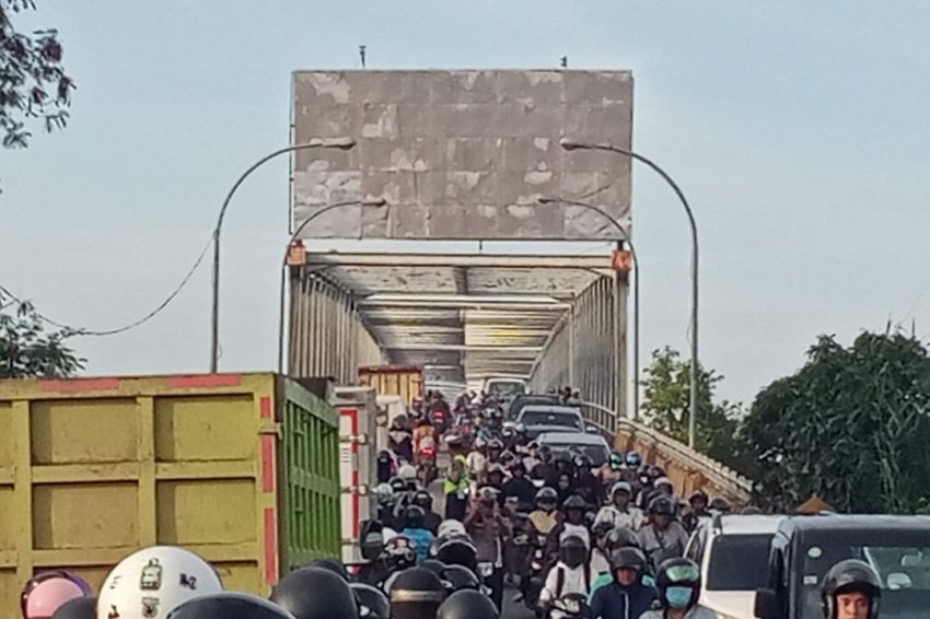 Truk Mogok Lumpuhkan Jembatan Kapuas II, Aksi Sigap Satlantas Kubu Raya Urai Kemacetan Total