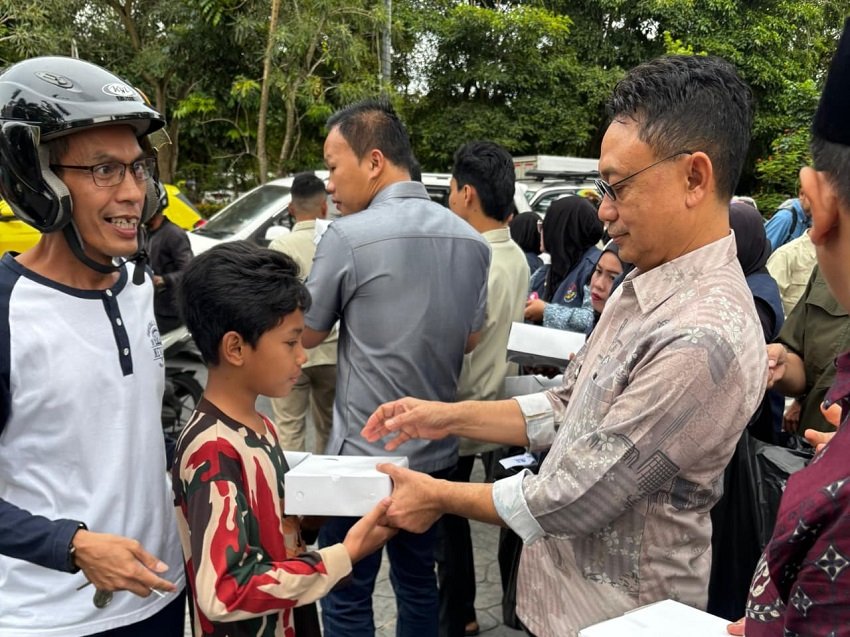 Wali Kota Edi dan Daud Yordan Turun ke Jalan, Bagikan Takjil untuk Warga di Bundaran Digulis