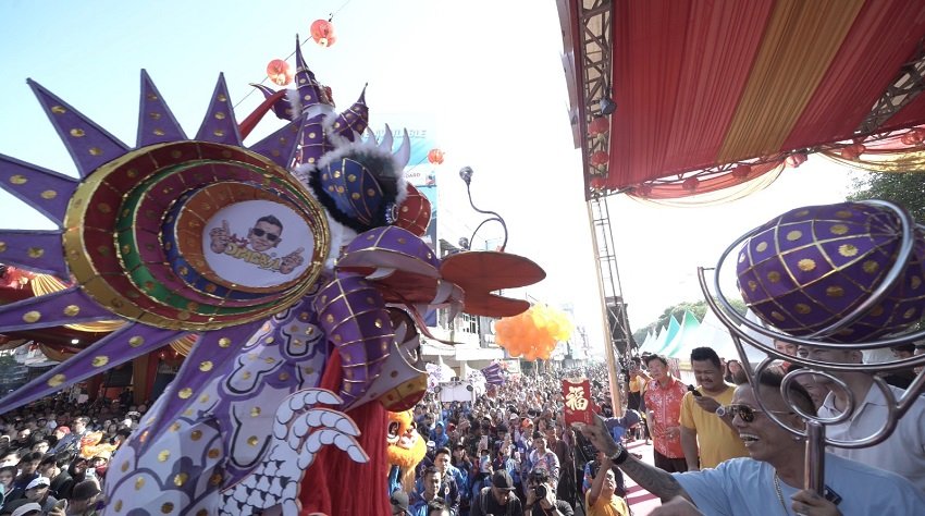 YouTuber Bali Andy Opa Gaul Terpukau Cap Go Meh Pontianak, Sebut Paling Istimewa di Asia Tenggara