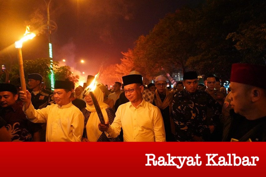 Api Obor Ramadan dan Lampion Imlek Terangi Langit Kota Pontianak ...